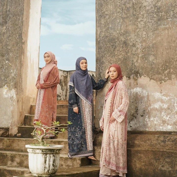 <p>Dewi Sandra juga meluncurkan sebuah <em>brand </em>bernama DOA. Ia baru saja mengeluarkan series terbaru busana Muslim khusus untuk menyambut hari raya Idul Fitri. Humaira Series ini terinspirasi dari Alhambra, yang menjadi simbol-simbol keanggunan serta kehangatan. (Foto: Instagram@doa.indonesia)</p>