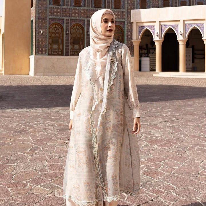 <p>Shireen Sungkar juga meluncurkan brand busana Muslim dengan nama SHI by Shireen Sungkar. Busana dengan dari koleksi Harmony ini terinspirasi dari keselarasan dan kedamaian yang sering dirasakan saat perayaan Lebaran. Memberikan kesan elegan dan penuh makna yang menghubungkan tradisi Lebaran dengan keindahan ornamen Arabian dan bunga kecil. (Foto: Instagram@shibyshireen)</p>
