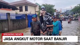 VIDEO: Cari Celah Cuan, Jasa Angkut Motor Saat Banjir