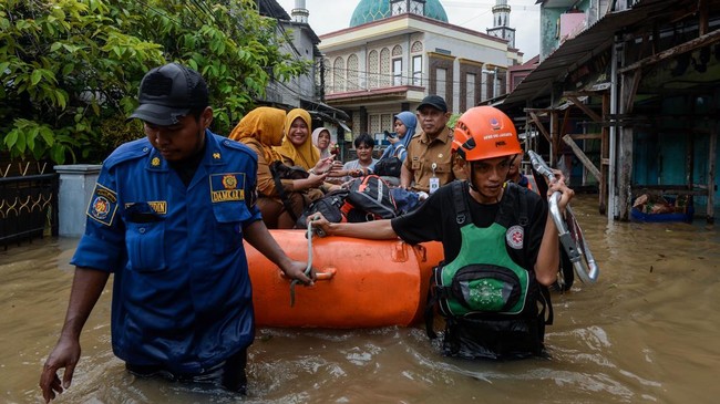 Banjir di Ciledug Tangerang Capai 1,5 Meter, Warga Dievakuasi Perahu Banjir melanda Kota Tangerang, khususnya Ciledug, dengan ketinggian air mencapai 1,5 meter. Warga dievakuasi menggunakan perahu.