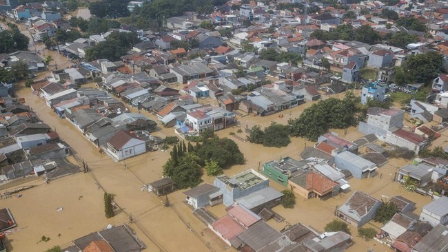 Seorang pria berinisial A (46 tahun) dilaporkan hilang terbawa arus banjir aliran Kali Bekasi di wilayah Kecamatan Jatiasih, Kota Bekasi, Jawa Barat.