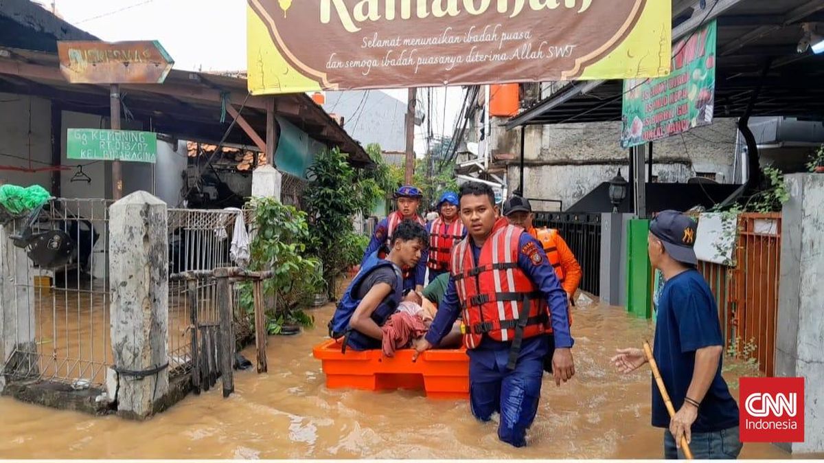 Banjir di Bidara Cina Jaktim, Bayi dan Lansia Dievakuasi Pakai Perahu