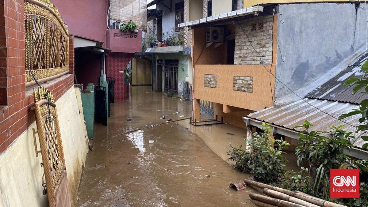 Banjir di Gedong Jaktim Surut, Warga Mulai Bersihkan Lumpur