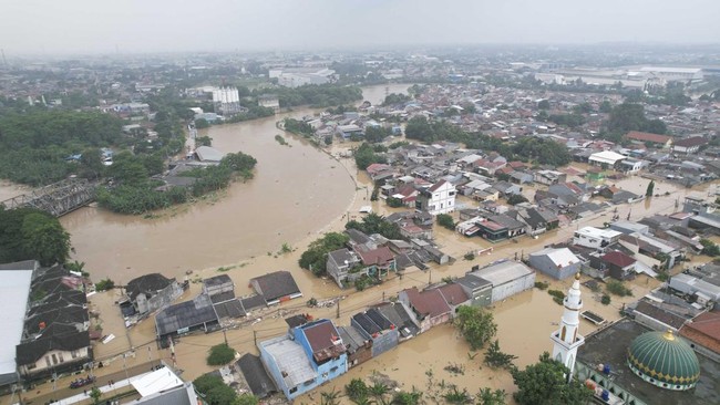 Pengemudi nekat menerobos banjir sehingga membuat mobilnya hanyut. Beruntung pengemudi selamat.