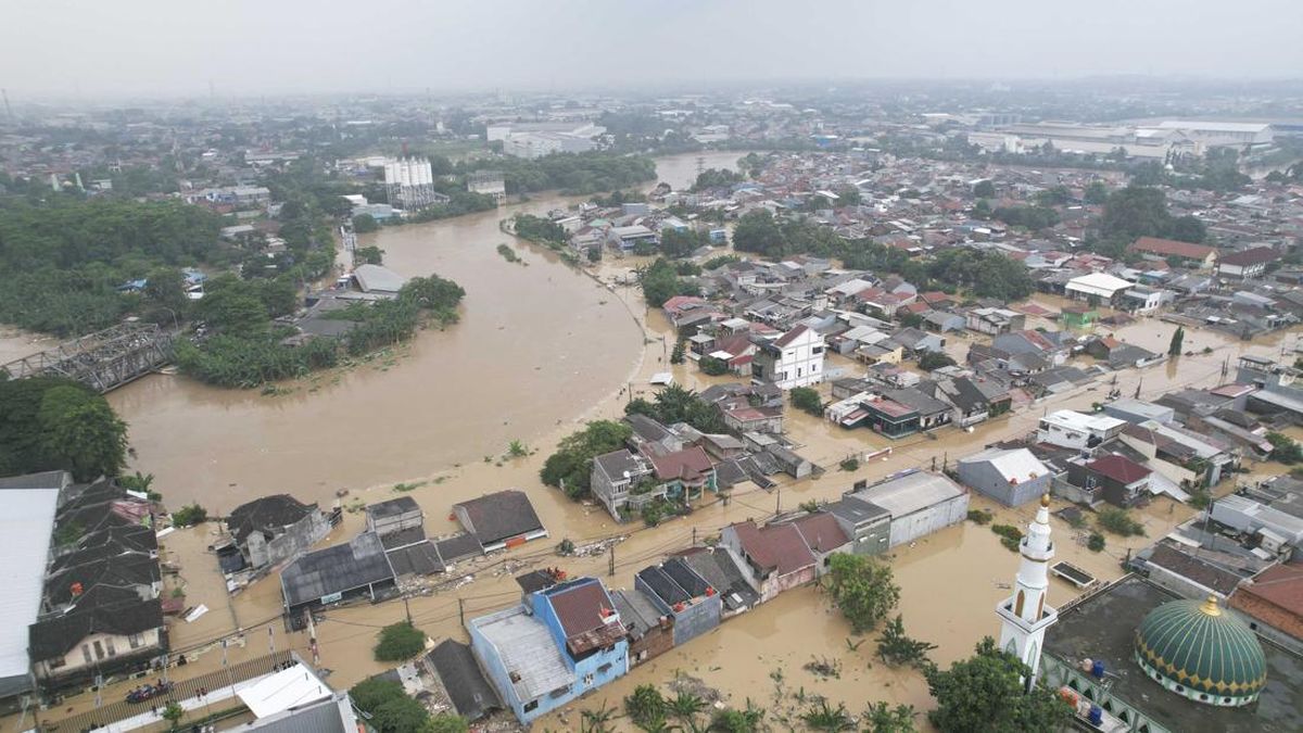 Viral Mobil Hanyut saat Nekat Terobos Banjir Bekasi