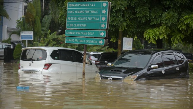 Momen penyelamatan seorang pengemudi mobil yang hanyut terbawa banjir di Bekasi, Selasa (4/3), viral di media sosial.