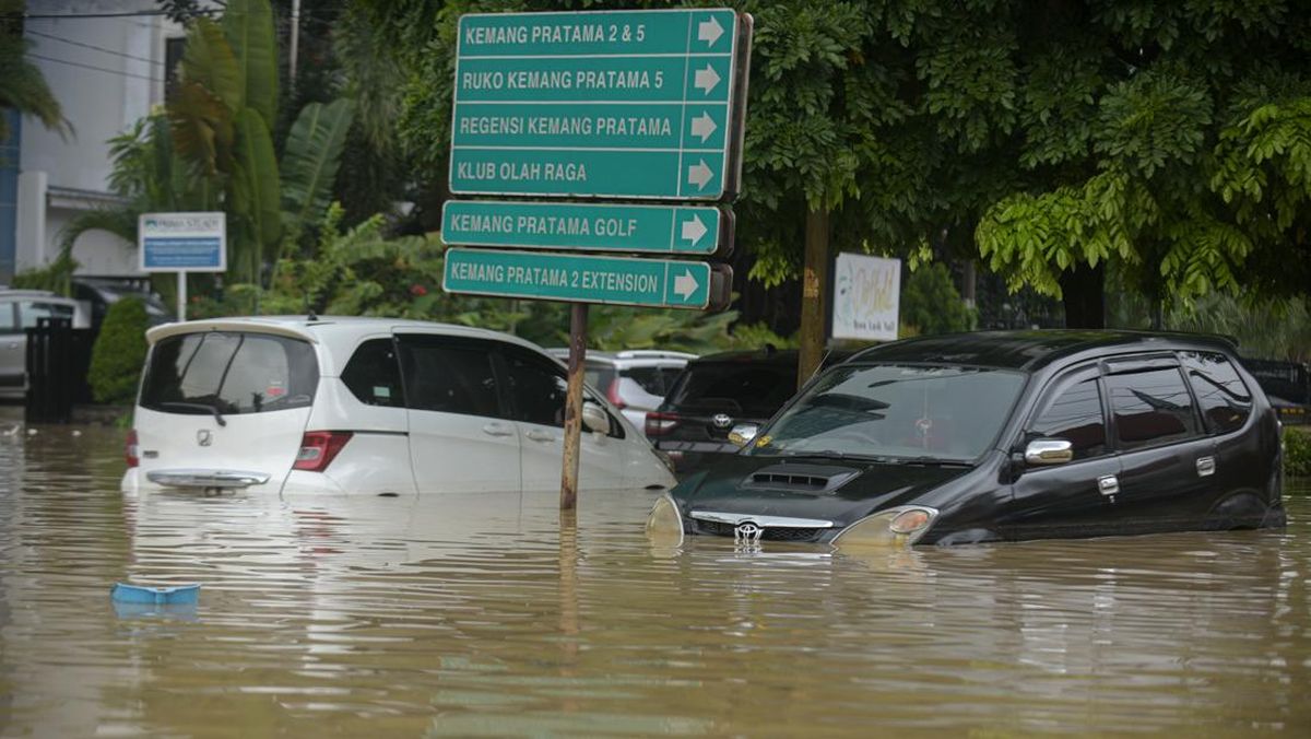 Warga Selamatkan Sopir Mobil yang Hanyut Terbawa Banjir di Bekasi