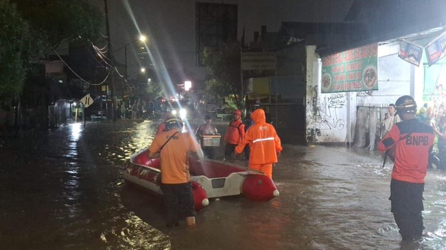 Hujan intensitas tinggi yang melanda Kabupaten Tangerang Selatan, Provinsi Banten, Senin (3/3) pukul 23.20 WIB menyebabkan banjir di lima kecamatan.