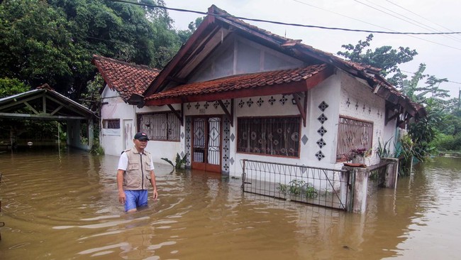 Banjir merendam sejumlah titik di Kecamatan Cipondoh, Kota Tangerang, Selasa (4/3). Tinggi genangan berkisar 20-50 cm.