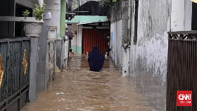 Ciliwung Meluap, Banjir di Kebon Pala Jaktim Capai 2 Meter