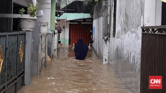 Luapan sungai Ciliwung di Jalan Kebon Pala II, Kampung Melayu, Jaktim, menyebabkan banjir dengan ketinggian hingga 2 meter di permukiman warga.