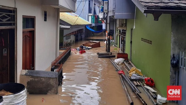 Ratusan warga terdampak banjir di Kelurahan Kampung Melayu, Jatinegara, Jakarta Timur, mengungsi ke SD Negeri 01, Selasa (4/3) siang.