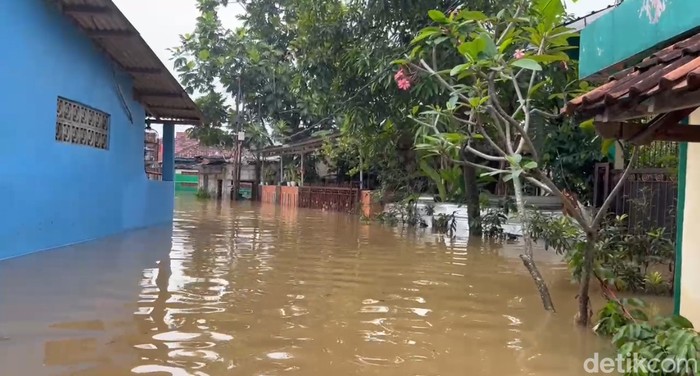 Banjir merendam Perumahan Asri Sawangan, Depok, Jawa Barat pagi ini. Tinggi air di wilayah tersebut mencapai 1,5 meter. (Devi/detikcom).