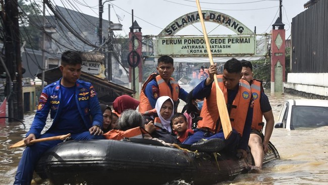 Seorang ibu dan bayi di Jatiasih Bekasi tak sempat menyelamatkan diri dari banjir yang terus meninggi. Hal serupa dialami seorang ibu dan bayi di Pekayon.