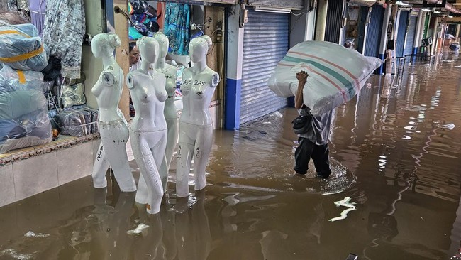 Badan Penanggulangan Bencana Daerah (BPBD) Jakarta mencatat ada 77 RT dan lima ruas jalan di Jakarta yang terendam banjir hingga Selasa (4/3) pukul 12.00 WIB.