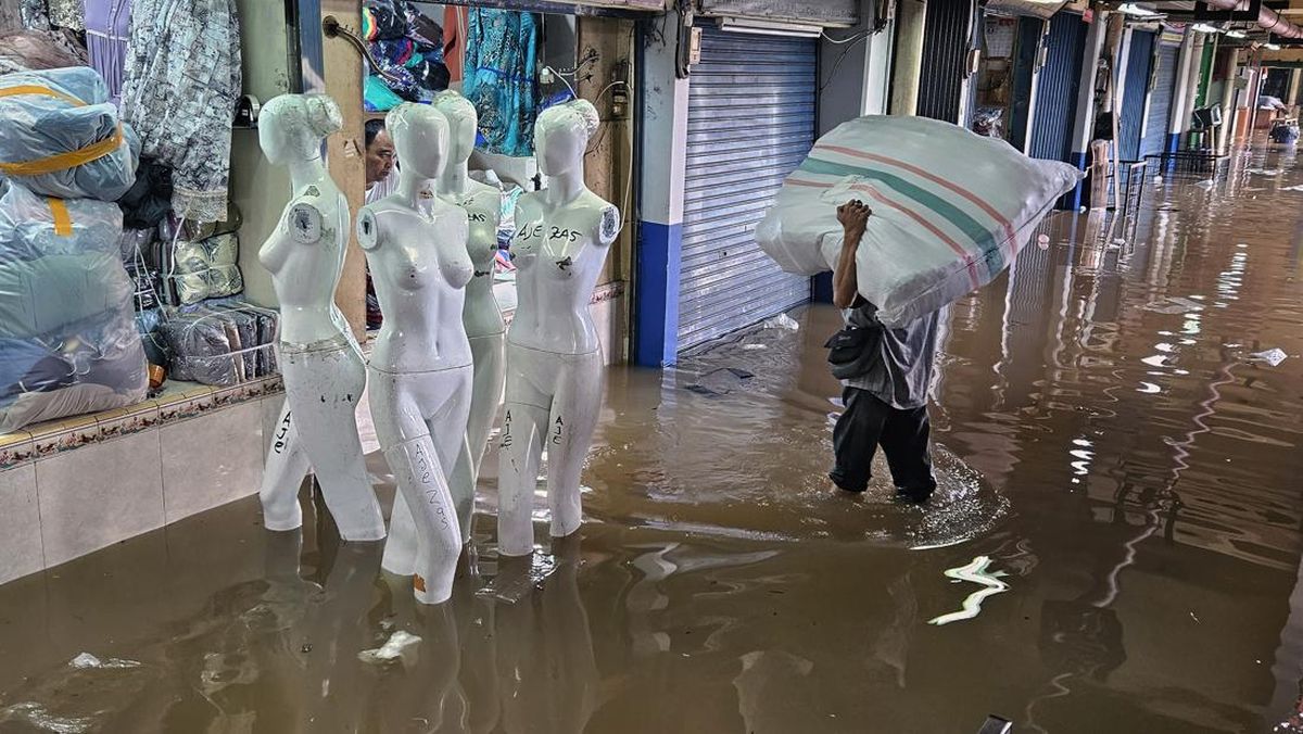 Banjir Jakarta Meluas ke 105 RT Hingga Siang Ini