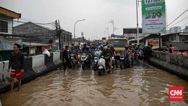 Ratusan pengendara motor diizinkan masuk tol akibat banjir masih merendam jalan arteri di wilayah Tambun Utara, Kabupaten Bekasi pada Rabu (5/3) pagi tadi.