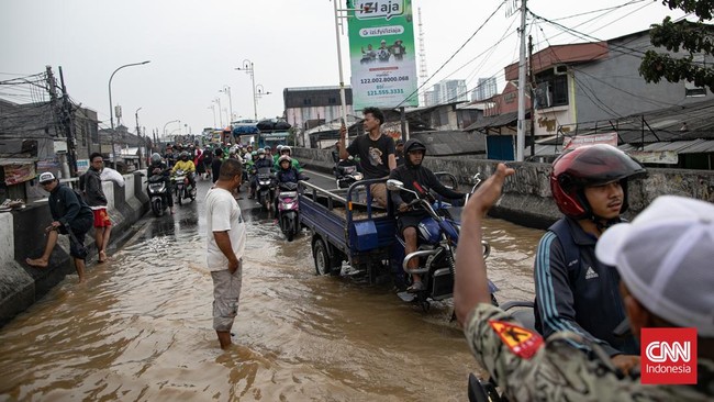 Data BPBD DKI Jakarta per Rabu (5/3) Pukul 13.00 WIB mencatat sebanyak 30 RT di Jakarta masih tergenang banjir.