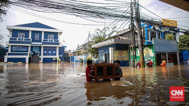 Sebanyak 18 RT di Jakarta masih terendam banjir hingga Selasa (18/3) sore akibat hujan yang mengguyur sejak Senin malam.