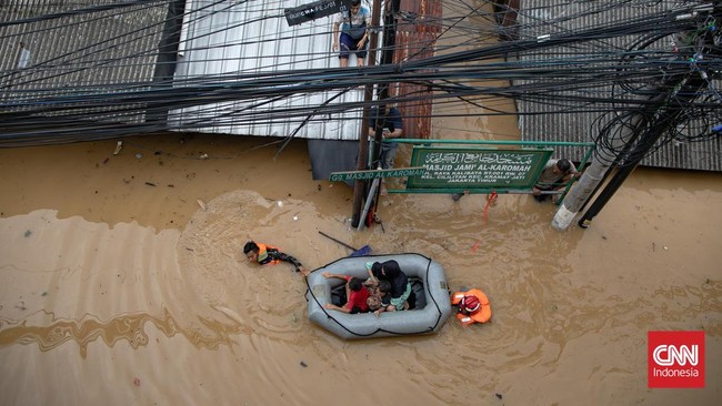 Seorang anak berusia sekitar tujuh tahun hanyut saat proses evakuasi banjir di Jakarta Selatan dan masih belum ditemukan.