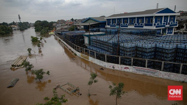 Sejumlah wilayah di DKI Jakarta terendam banjir usai hujan mengguyur sepanjang Senin malam (17/3).