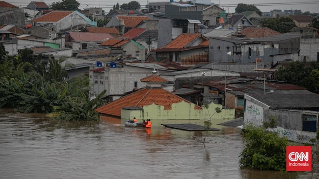 Wamen PU Diana Kusumastuti mengatakan intensitas curah hujan sangat tinggi belakangan ini menyebabkan air sungai meluap.