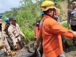 Video: Selamatkan Istri dari Banjir Puncak Bogor, Asep Tewas Terbawa Arus