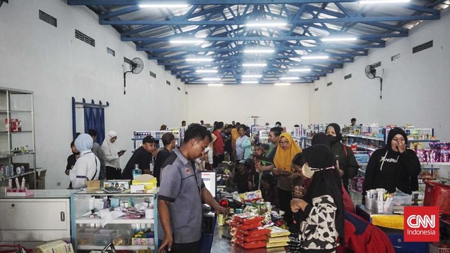 Sejumlah eks karyawan PT Sri Rejeki Isman (Sritex) berbondong-bondong 'menyerbu' Toko Koperasi Sri Makmur, Selasa (4/3) siang.