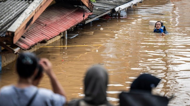 Banjir di Kelurahan Gedong, kawasan Condet, Jakarta Timur, tercatat paling parah dengan ketinggian air berkisar 3 sampai 5 meter.
