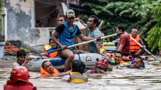 Sebanyak 1.251 warga terpaksa mengungsi akibat banjir yang merendam sejumlah wilayah di DKI Jakarta. Tersebr di Jaksel hingga Jaktim.