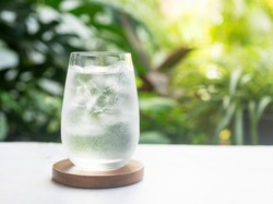 Minum Air Dingin Saat Hujan Bisa Picu Masalah Tenggorokan?