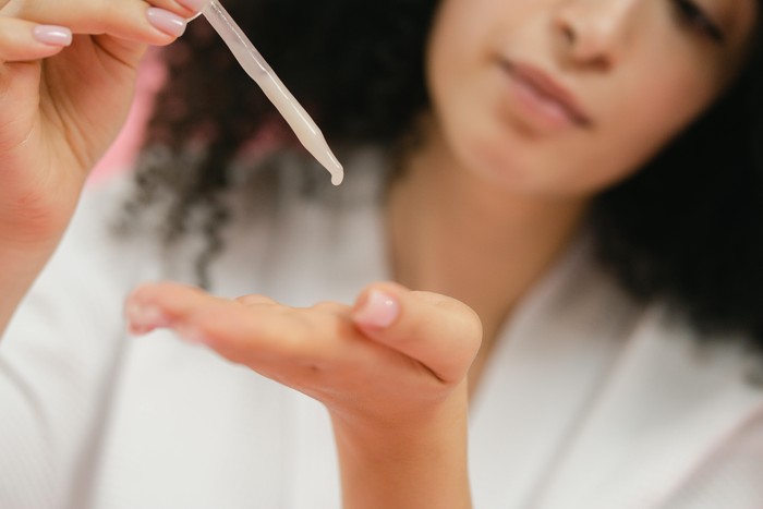 Ilustrasi pemakaian serum / Foto: Pexels.com/SHVETS production