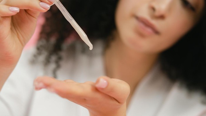 Ilustrasi pemakaian serum / Foto: Pexels.com/SHVETS production