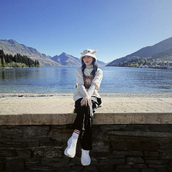 <p>Penyanyi 31 tahun ini mengunggah momen ketika menikmati pemandangan indah di Queenstown. Isyana tampil <em>casual</em> dengan kaos dan celana cargo hitam. (Foto: Instagram: @isyanasarasvati)</p>