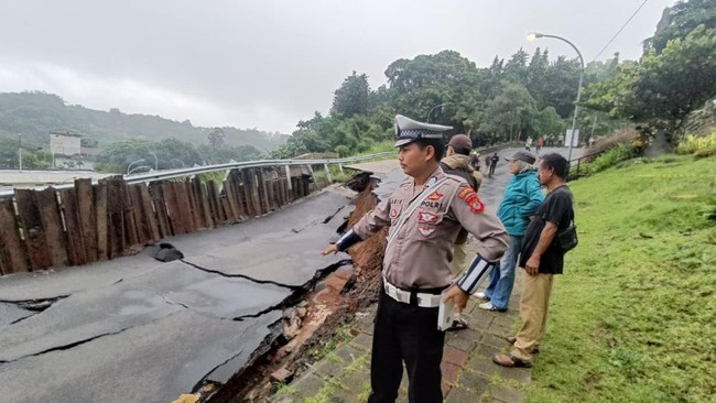 Bencana tanah longsor terjadi di Jalan Saleh Danasasmita, Batutulis, Bogor Selatan, Kota Bogor, Jawa Barat, Selasa (4/3). Akibatnya, akses jalan pun terputus.