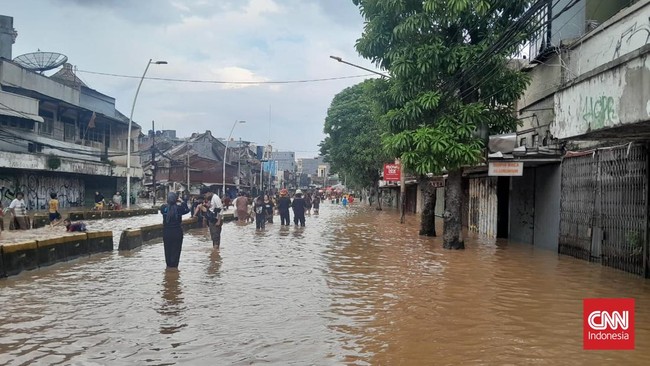 Tiga kecamatan di Kabupaten Karawang, Jawa Barat, masih terendam banjir dengan ketinggian air hingga dua meter pada Rabu (5/3) ini.