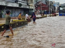 Jalan Jatinegara Terendam Banjir, Pompa Dikerahkan Sedot Air