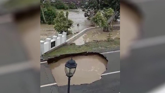 Jembatan Kemang Pratama di Kota Bekasi amblas imbas banjir yang menerjang wilayah tersebut pada Selasa (4/3).