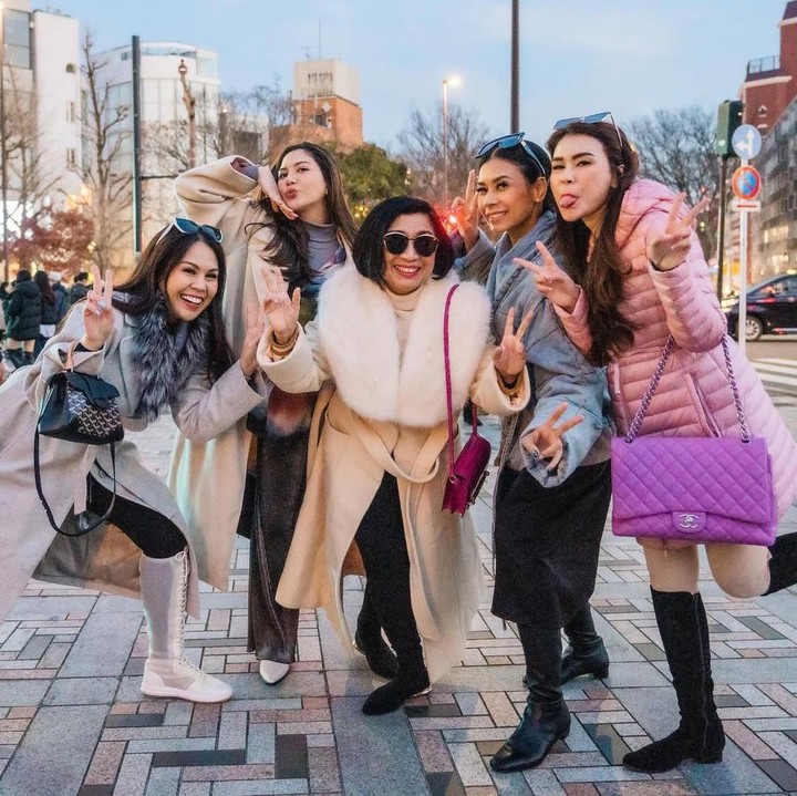 <p>Kehidupan rumah tangganya pun sering menjadi perhatian banyak orang. Bagaimana tidak? aktris 32 tahun ini tampaknya berlimpah kasih sayang dari mertua dan saudara iparnya, Bunda. (Foto: Instagram@jscmila)</p>