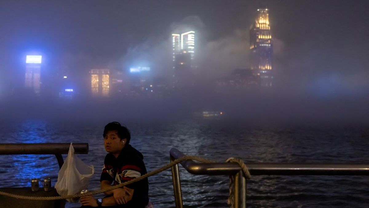 FOTO: Tampang Kelam Hongkong Berselimut Kabut