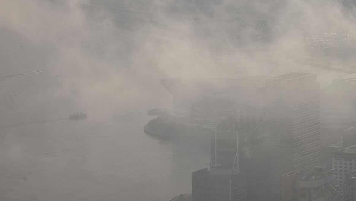 FOTO: Tampang Kelam Hongkong Berselimut Kabut