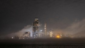 FOTO: Tampang Kelam Hongkong Berselimut Kabut