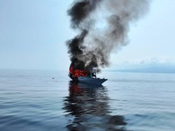Kapal Nelayan Sumbawa Terbakar di Perairan Meno, 3 ABK Lompat ke Laut