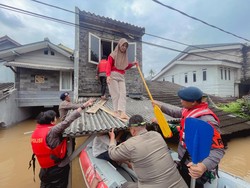 Momen Kapolsek Pesanggrahan AKP Seala Evakuasi Warga Terjebak Banjir 2 Meter