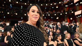 Datang ke Oscar 2025, Karla Sofia Gascon Dipepet Terus oleh Penjaga