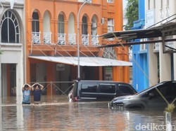 Perumahan Terendam Banjir, Mal Grand Galaxy Bekasi Aman?