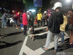 2 Motor Tabrakan di Jalan Pettarani Makassar, 2 Orang Luka Dilarikan ke RS