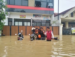 Banjir Meluas Jadi 24 RT di Jakarta, Ketinggian Air Capai 2 Meter