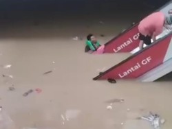 Cerita Tanggul Jebol Bikin Banjir Bak Air Bah Terjang Mal Mega Bekasi
