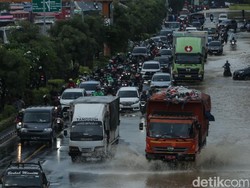 Banjir Surut, Jalan Ahmad Yani Bekasi Sudah Dapat Dilintasi Pagi Ini